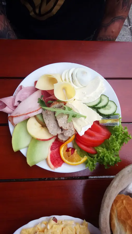 Teller mit Aufschnitt, Käse, Obst und Gemüse von oben