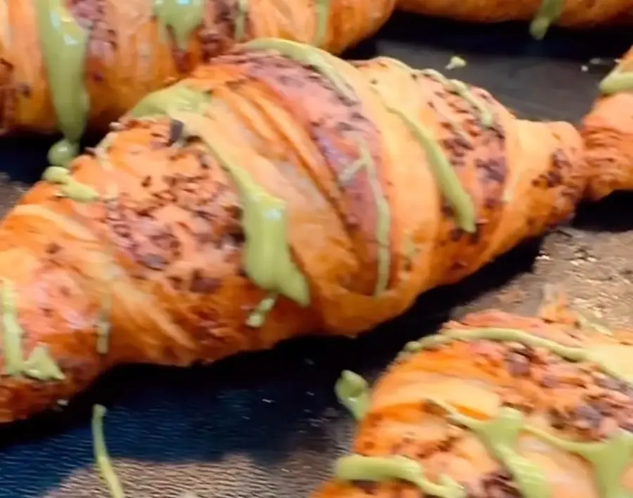 Croissants mit grünem Pistazien-Topping